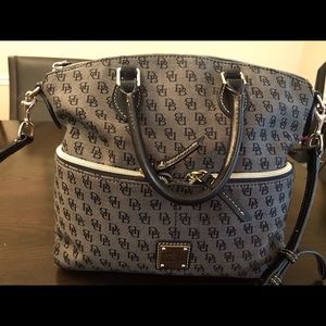 Two pocket Authentic Dooney and Burke Signature Satchel, Well taken care of❤️